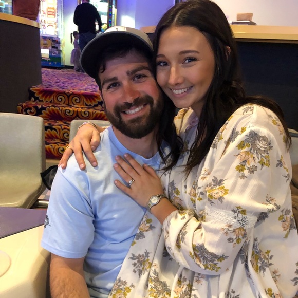 meet your fellow posher, Michaela ☀️🌻💛✨🍍 - Picture 1 of 8